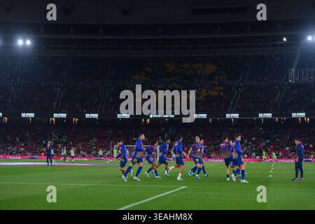Barcellona, ESP. 22 aprile 2026. FC BARCELONA vs RC CELTA 22 aprile 2026 i giocatori del FC Barcelona si riscaldano durante la partita tra FC Barcelona e Celta de Vigo corrispondente alla trentesima giornata di la Liga EA Sports al Spotify Camp Nou di Barcellona, Spagna. Crediti: Rosdemora/Alamy Live News Foto Stock
