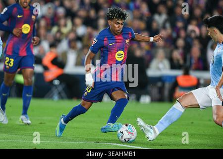 Barcellona, ESP. 22 aprile 2026. FC BARCELONA vs RC CELTA 22 aprile 2026 Lamine Yamal (10) del FC Barcelona durante la partita tra FC Barcelona e Celta de Vigo corrispondente alla trentesima giornata di la Liga EA Sports al Spotify Camp Nou di Barcellona, Spagna. Crediti: Rosdemora/Alamy Live News Foto Stock