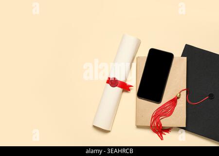 Bacheca con diploma, libro e telefono cellulare su sfondo giallo Foto Stock