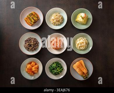 Una foto ad alto angolo di vari contorni coreani, tra cui kimchi e verdure aromatizzate. Foto Stock