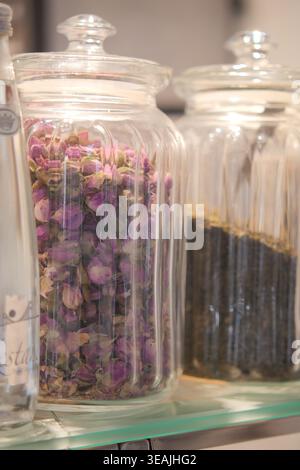 I vasetti di vetro ospitano fiori ed erbe essiccate in esposizione Foto Stock