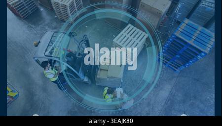 Utilizzo di carrelli elevatori e movimentazione di pallet con casse al molo, in gilet, caschi, tablet, HUD Foto Stock