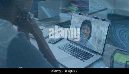 Guardare un uomo che riposa il mento guardare il laptop aperto alla scrivania mostrando la donna in camicetta leggera, spazio fotocopie Foto Stock