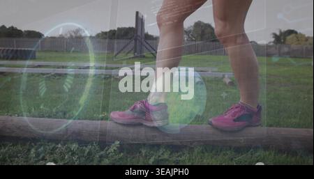 Donna bilanciata che salta sul fascio anabbagliante al Grassy Park, indossa runner rosa, calze bianche, pantaloncini, HUD Foto Stock