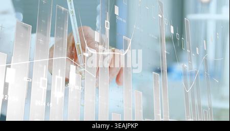 Tenendo la mano di un uomo anziano che rintraccia i dati del candeliere sulla scrivania dell'ufficio, con stilo a penna e polsino per camicia Foto Stock