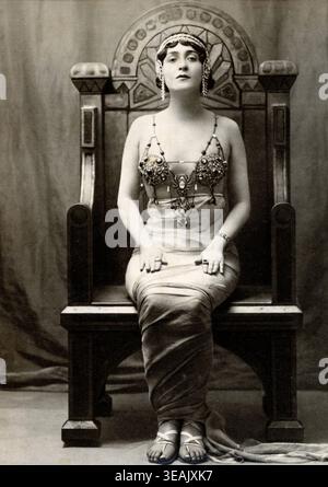 Soprano e attrice italiana Lina Cavalieri, Italia anni '1900 Foto Stock