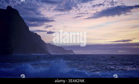 Crepuscolo sul mare con scogliere e onde calme in sfumature di blu e viola, Ponta do Sol, Santo Antao, Cabo Verde, Capo Verde Foto Stock