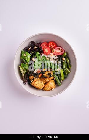 Delizia dell'insalata vegana. Tofu croccante con verdure fresche. Broccoli appena tostati e insalata croccante di tofu Foto Stock