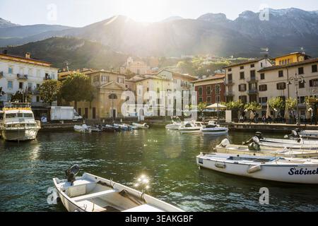 Pittoresco villaggio con case colorate sul lago, Malcesine, Lago di Garda, provincia di Verona, regione Veneto, Italia Foto Stock