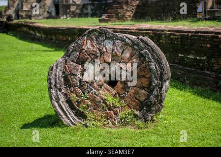 Famosa testa di Buddha intrecciata alle radici di un grande albero bodhi a Wat Mahathat, Ayutthaya, Thailandia, un'iconica e mistica immagine patrimonio dell'umanità dell'UNESCO. Foto Stock