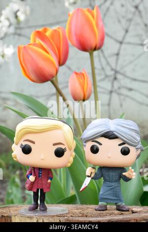 Funko Pop action figure del serial killer Norman Bates del film horror Psycho e Sabrina Spellman strega della popolare serie TV. Tulipani arancioni. Foto Stock