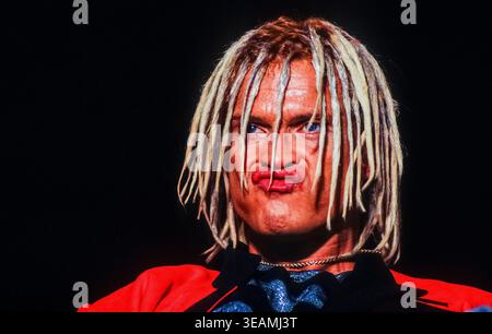 Billy Idol si esibisce dal vivo sul palco al National Bowl di Milton Keynes, Buckinghamshire, Regno Unito, il 18 settembre 1993. 35 mm a colori. Foto Stock