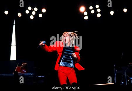 Billy Idol si esibisce dal vivo sul palco al National Bowl di Milton Keynes, Buckinghamshire, Regno Unito, il 18 settembre 1993. 35 mm a colori. Foto Stock