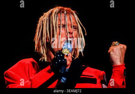 Billy Idol si esibisce dal vivo sul palco al National Bowl di Milton Keynes, Buckinghamshire, Regno Unito, il 18 settembre 1993. 35 mm a colori. Foto Stock
