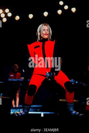 Billy Idol si esibisce dal vivo sul palco al National Bowl di Milton Keynes, Buckinghamshire, Regno Unito, il 18 settembre 1993. 35 mm a colori. Foto Stock