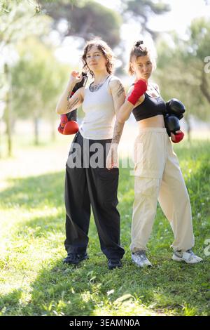 Due pugili donne in posa che abbracciano lo sport e la forza Foto Stock