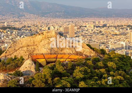 Atene, Grecia - 13 settembre 2018: Teatro Licabetto. Il paesaggio urbano di Atene alla luce del sole che tramonta. Grecia Foto Stock