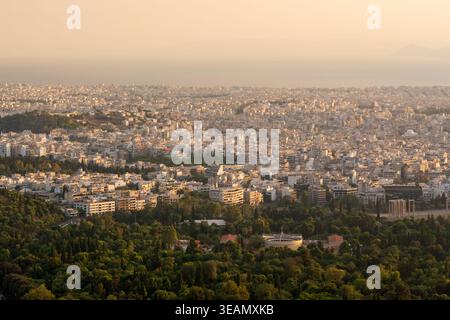 Il paesaggio urbano di Atene alla luce del sole che tramonta. Grecia Foto Stock