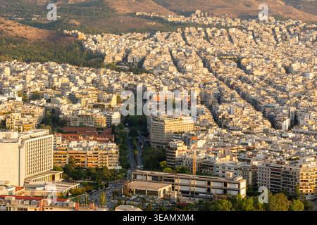 Atene, Grecia - 13 settembre 2018: Il paesaggio urbano di Atene alla luce del sole che tramonta. Grecia Foto Stock