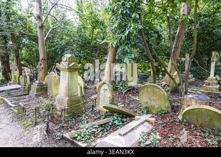 Vecchie tombe sovradimensionate nel cimitero di Highgate Foto Stock