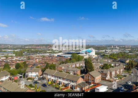 Leeds UK, 22 aprile 2026: Veduta aerea dello stadio Elland Road a Leeds con il Leeds United Ground circondato da abitazioni residenziali e paesaggi urbani Foto Stock