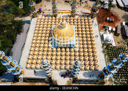 Vista aerea della grande moschea dalla cupola dorata con le sue molte cupole più piccole che brillano sotto il sole, un faro di fede e meraviglia architettonica, Tangai Foto Stock