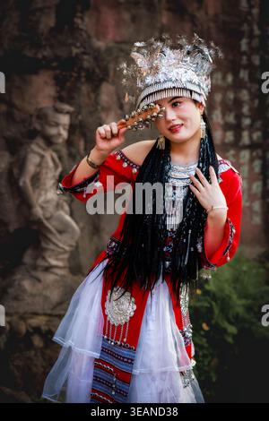 Donna cinese più giovane vestita con abiti etnici, Chongqing, Cina Foto Stock