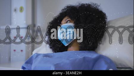 Donna reclinante paziente che indossa abito blu e maschera chirurgica sul letto d'ospedale, forma d'onda sul petto. Ricovero, clinica, recupero, segni vitali, monitor, cura, Foto Stock