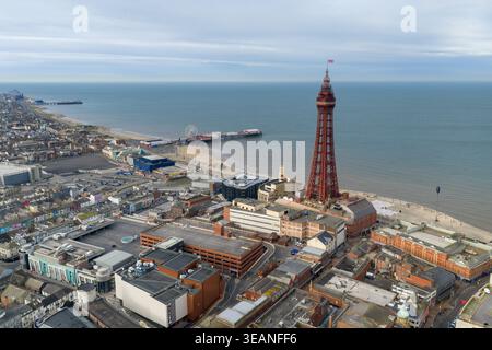 Lancashire, Blackpool Regno Unito 14 aprile 2026: Veduta aerea della Torre di Blackpool e del Molo centrale con passeggiata sulla spiaggia e cittadina costiera nel Lancashire Engl Foto Stock