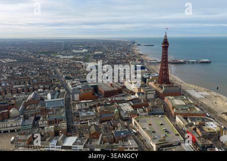 Lancashire, Blackpool Regno Unito 14 aprile 2026: Veduta aerea del centro di Blackpool con Blackpool Tower Central Pier ed edifici costieri nel Lancashire E. Foto Stock