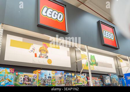 Bad Hersfeld, Germania, 04.21.2026: Ampia vista dell'interno del negozio di giocattoli con scaffali e prodotti. Concetto di vendita al dettaglio e shopping. lego Foto Stock