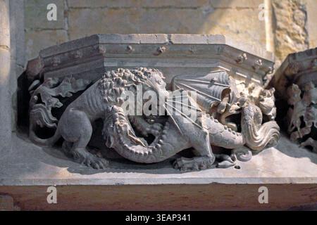 Leone e un drago in combattimento, raffigurati in una scultura in pietra a Beverley Minster, East Riding, Yorkshire, Regno Unito Foto Stock