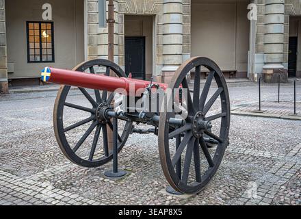 Uno storico cannone rosso svedese. Foto Stock