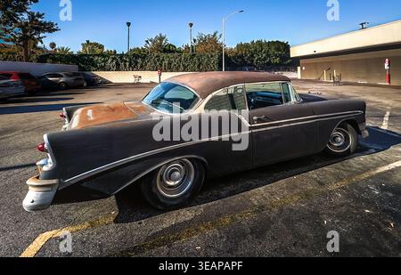 California, USA, 30 settembre 2024, vista della Chevy degli anni '1950-'1960 parcheggiata in un parcheggio nel quartiere di Van Nuys Foto Stock
