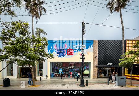 California, USA, 29 settembre 2024, vista di alcuni negozi sulla 3rd Street Promenade di Santa Monica Foto Stock