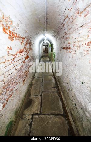 Sotterraneo, tunnel di mattoni sotto l'officina, Southwell, Nottinghamshire, Inghilterra. grandangolo 16 mm. Foto Stock