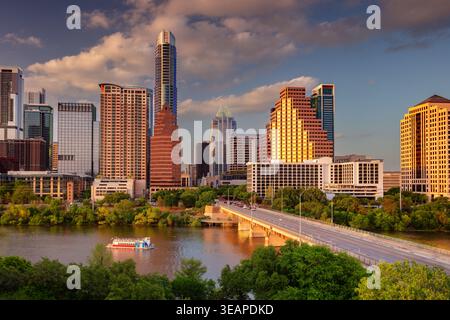 Austin, Texas, Stati Uniti. Immagine aerea della città di Austin, lo skyline del Texas con il bellissimo tramonto primaverile. Foto Stock