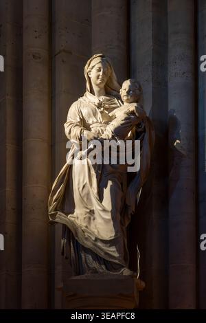 Parigi, Francia - 04 08 2026: Notre Dame de Paris. Vista dettagliata della statua della Vergine Maria e di Gesù all'interno della cattedrale Foto Stock