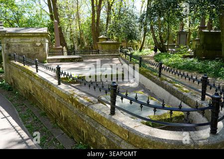 LONDRA, INGHILTERRA - 19 APRILE 2026 - tombe del cimitero storico vittoriano di Highgate restaurate Foto Stock
