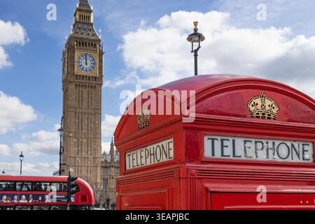 Telefono rosso e Big Ben. Londra, Regno Unito, 16 marzo 2024 Foto Stock