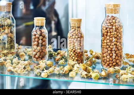 Nocciole in vasetti di vetro in una vetrina Foto Stock