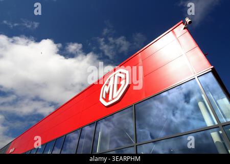 uno showroom di auto mg con cielo blu e nuvole bianche sullo sfondo Foto Stock