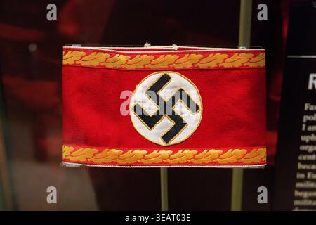 Velvior, va - 9 giu 24: Primo piano di una fascia nazista tedesca dell'era della seconda guerra mondiale con emblema di svastica esposta in una cassa di vetro al Museo Nazionale di Th Foto Stock