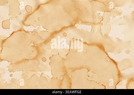 Macchie di tè vintage sulla consistenza della carta con tonalità seppia invecchiate, versamenti di liquidi organici e dettagli rustici e resistenti agli agenti atmosferici per disegni di sfondo antichi. Foto Stock