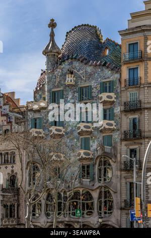 L'iconica facciata modernista e i balconi mosaico colorati di Casa Batlló, progettata da Antoni Gaudí a Barcellona, Spagna Foto Stock