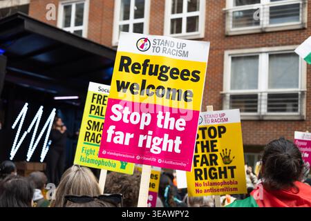 I manifestanti che tengono i rifugiati accolgono i segnali di benvenuto a una manifestazione. Londra, Regno Unito, 16 marzo 2024 Foto Stock
