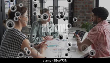 Esaminando tre campioni e carte dei tablet in ufficio con abiti casual, con sovrapposizione del microfono dell'auricolare Foto Stock