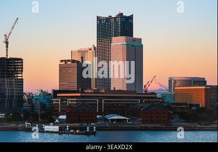 Il 14 gennaio 2026, skyline moderna di Minato Mirai all'alba vista dal molo di Osanbashi a Yokohama, Giappone Foto Stock