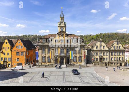 Vista sulla città di Schwaebisch Hall. Municipio barocco del 1735 sulla piazza del mercato. Schwaebisch Hall, Baden-Wuerttemberg, Germania Foto Stock