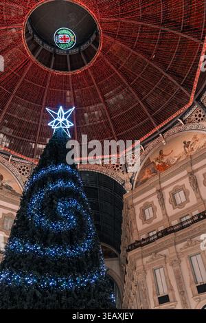 Milano, Italia. 5 dicembre 2025, Milano Galleria albero di Natale che illumina l'architettura storica Foto Stock